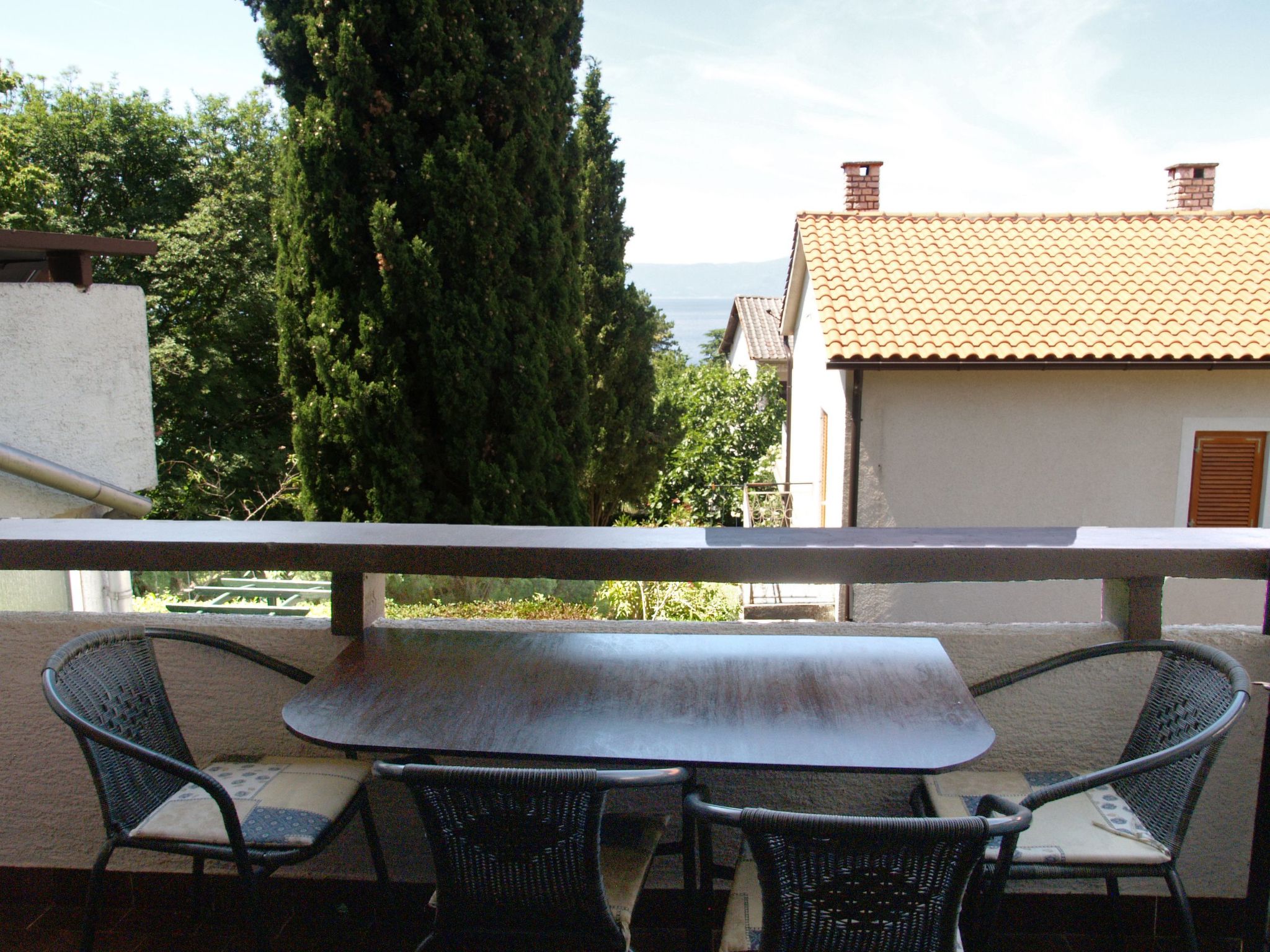 Wohnung in Njivice mit Terrasse und Garten