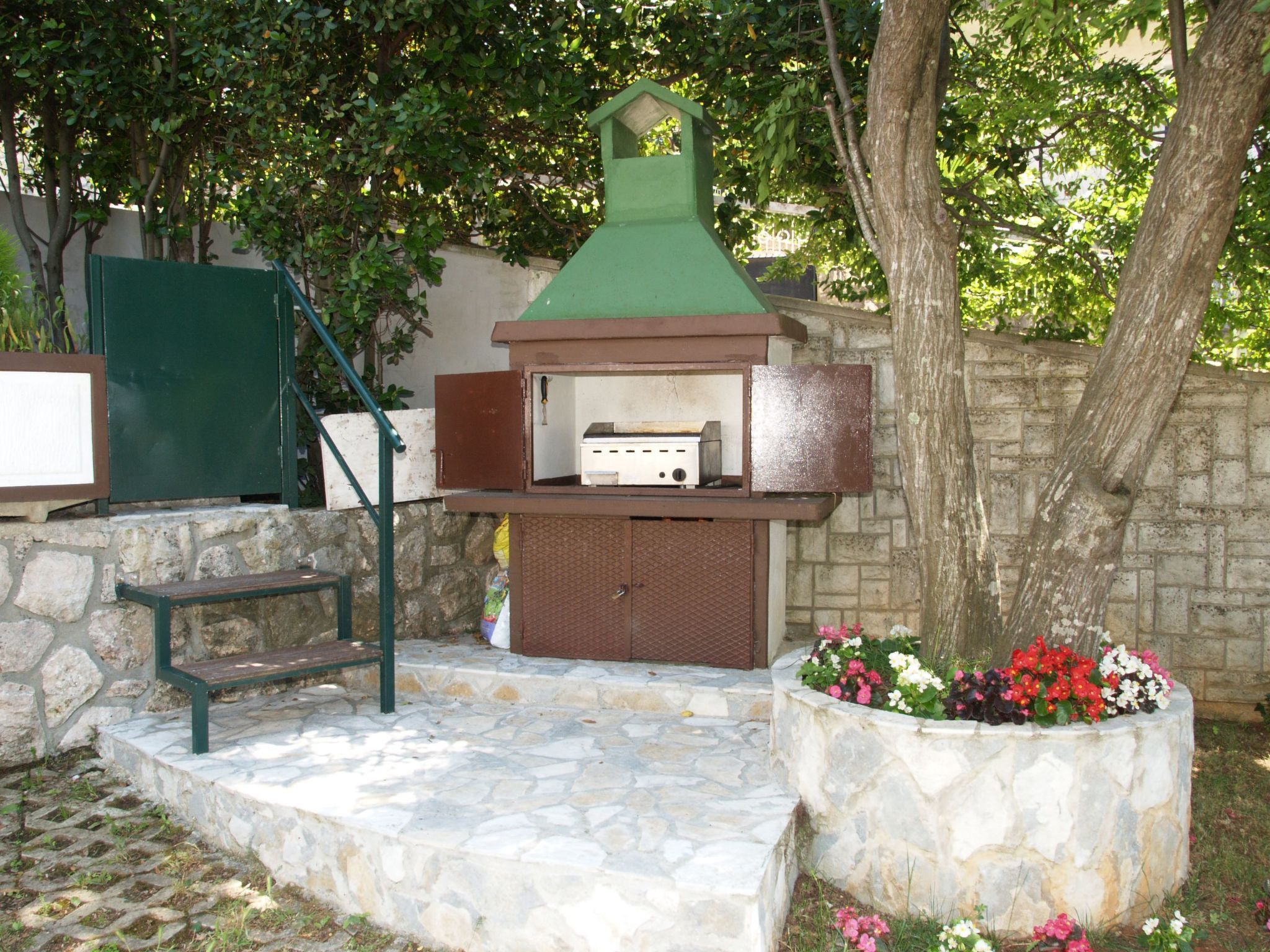 Wohnung in Njivice mit Terrasse und Garten-Image-tags.info