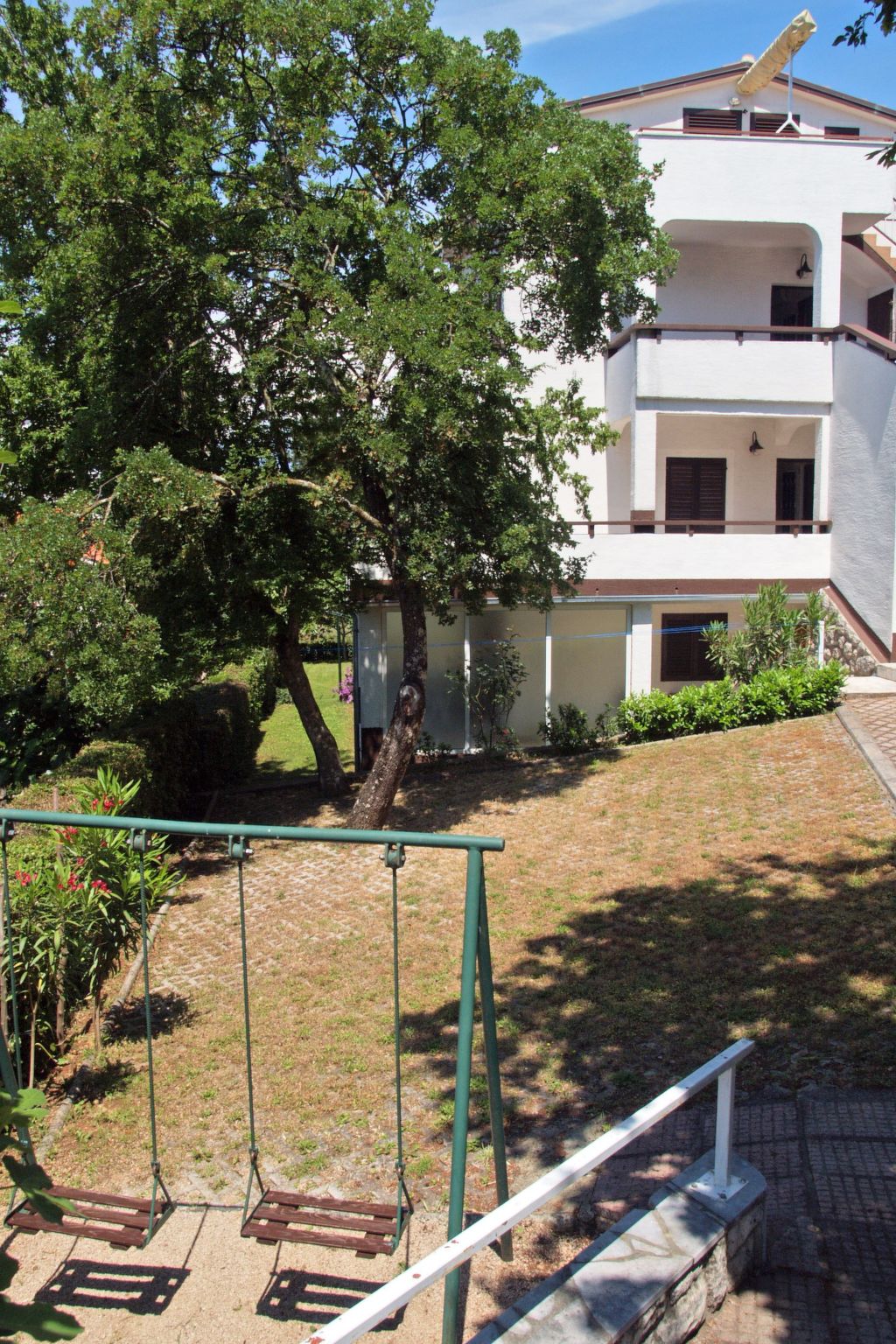 Wohnung in Njivice mit Terrasse und Garten-Image-tags.info