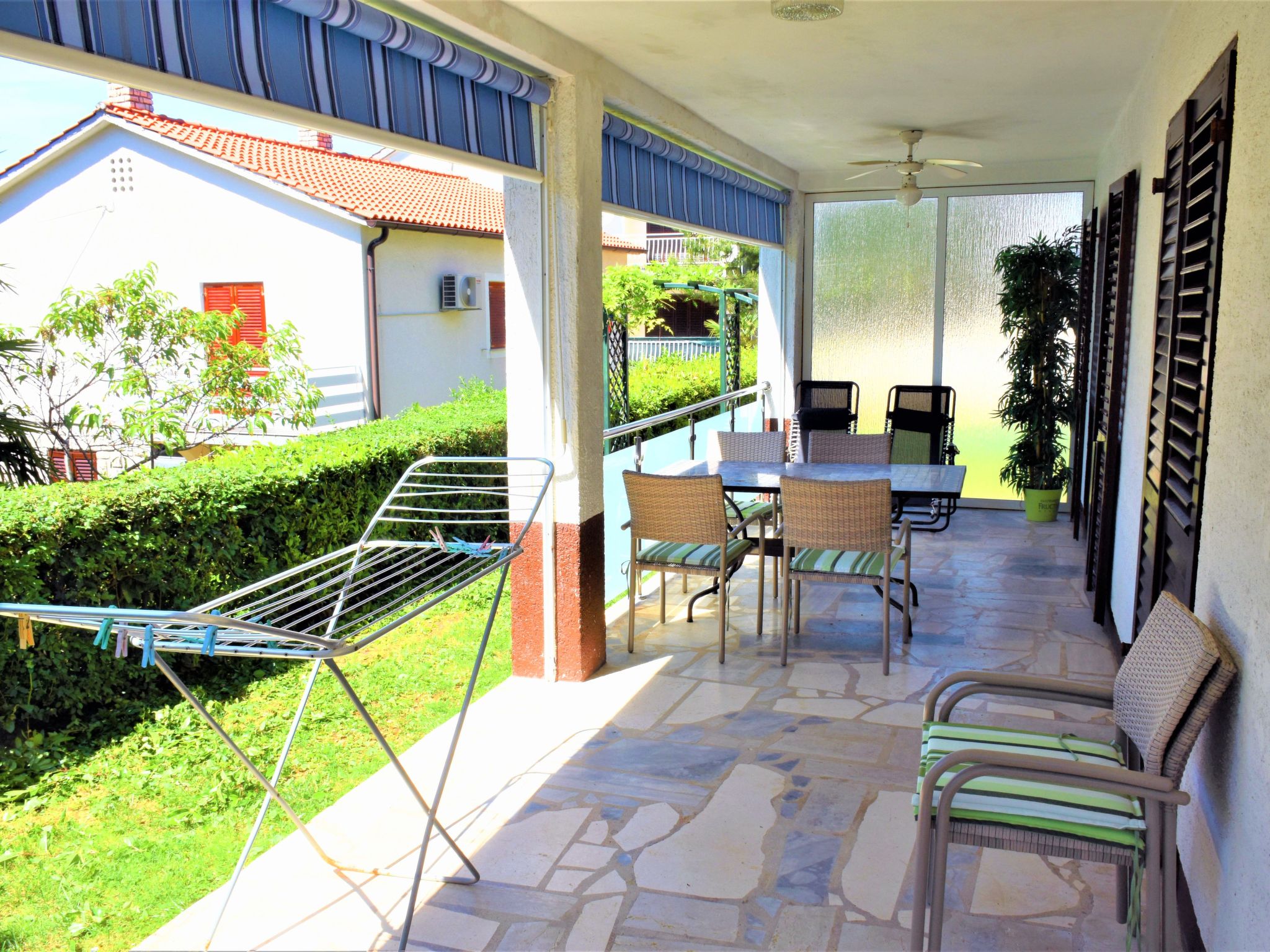 Mit einer überdachten Terrasse