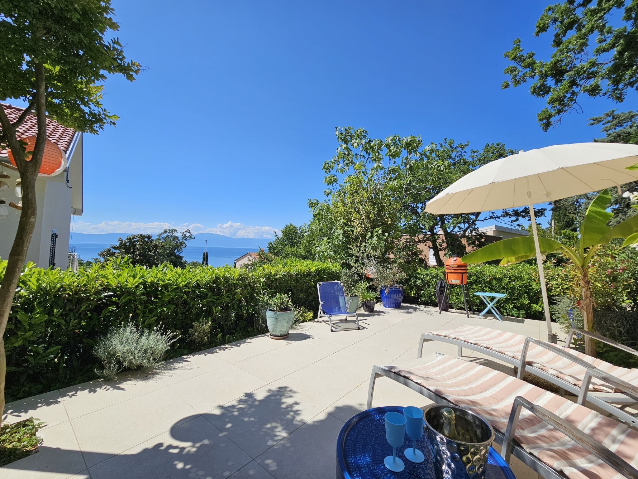 Barbara mit wünderschöne Terrasse-Image-tags.info