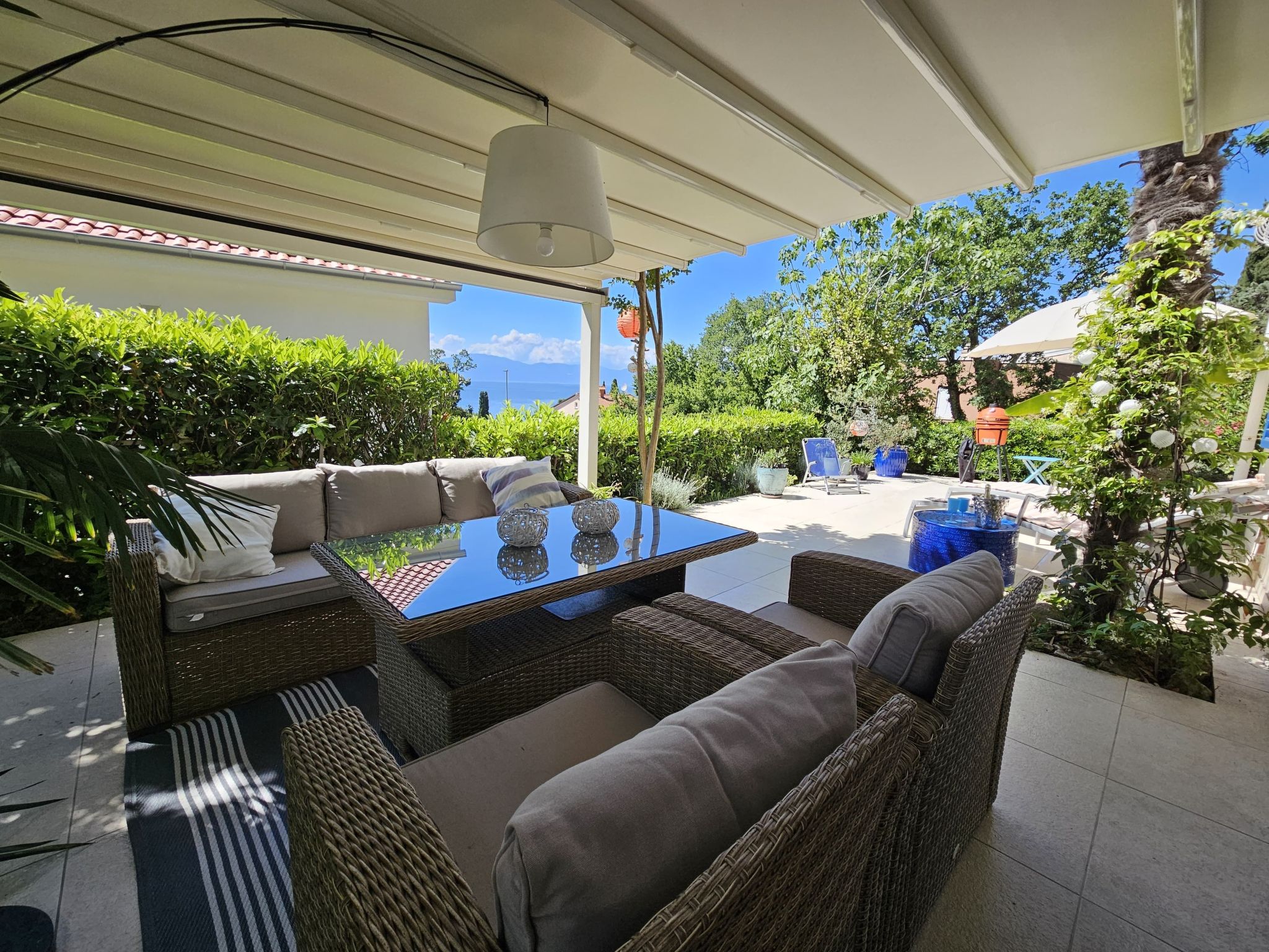 Barbara mit wünderschöne Terrasse-Image-tags.info