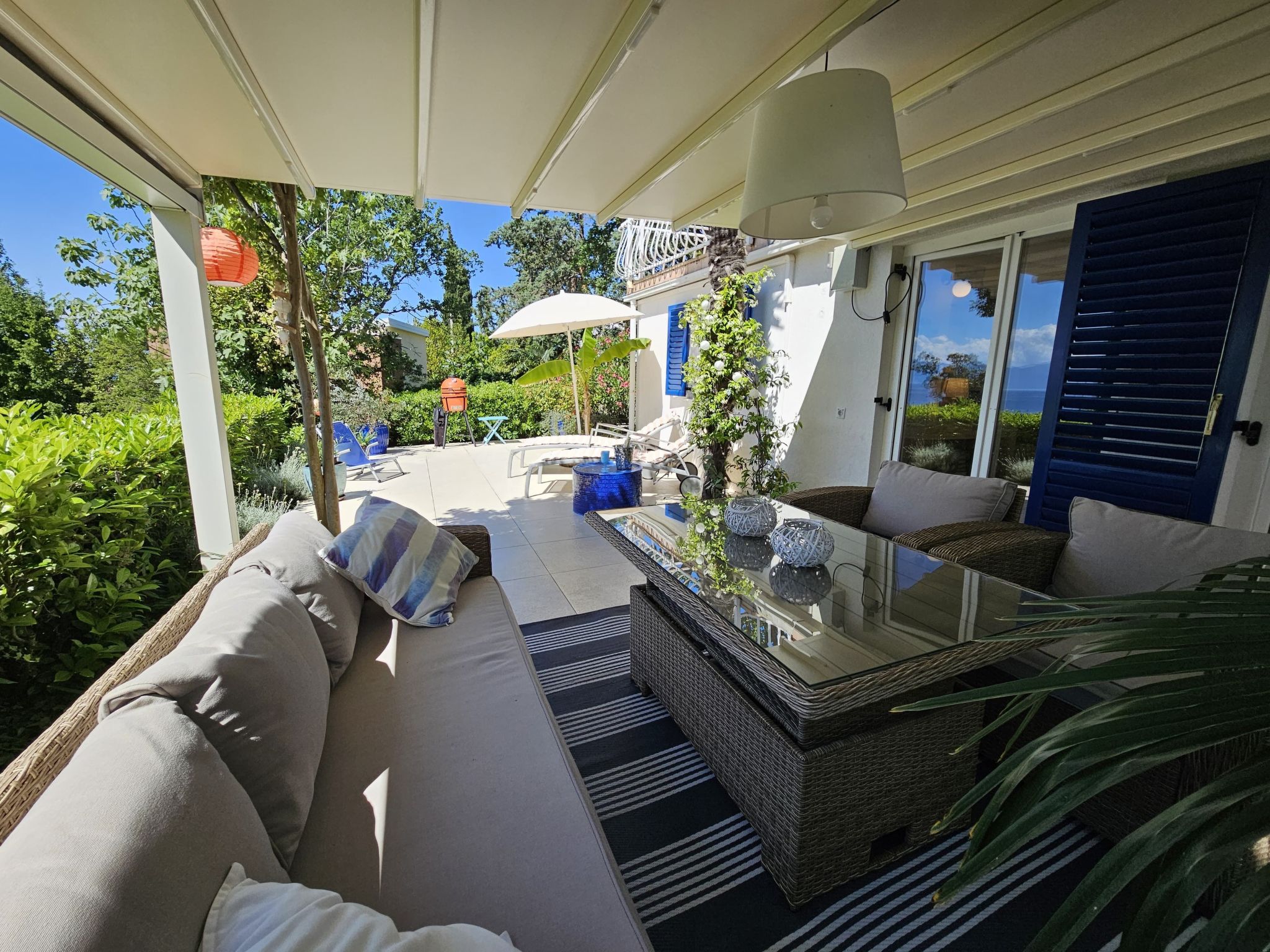 Barbara mit wünderschöne Terrasse-Image-tags.info