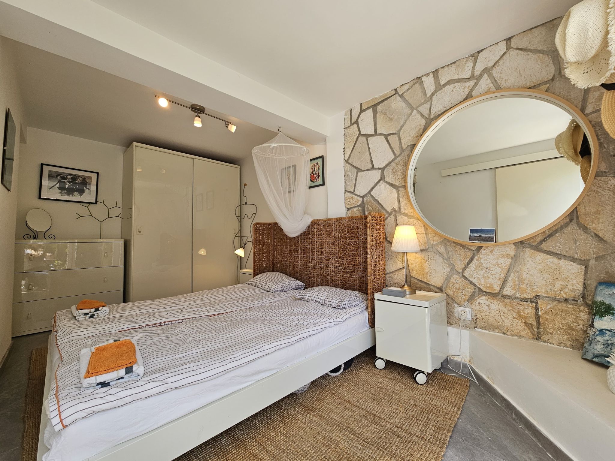 Barbara mit wünderschöne Terrasse-Image-tags.info