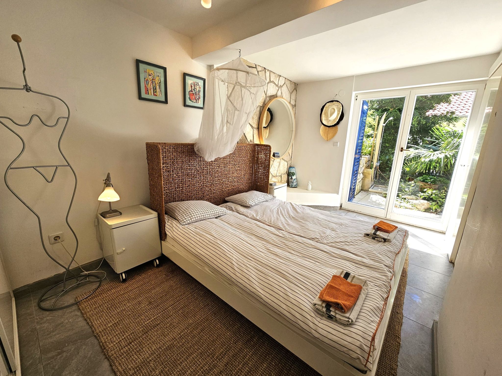 Barbara mit wünderschöne Terrasse-Image-tags.info