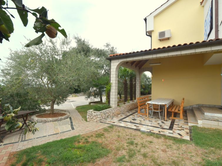 Op 400 m van zee: Ruim appartement in Njivice voor 8 personen in Njivice