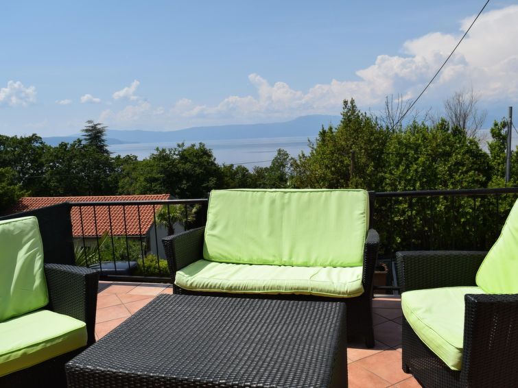 Centraal gelegen appartement aan zee in Njivice, Krk in Njivice