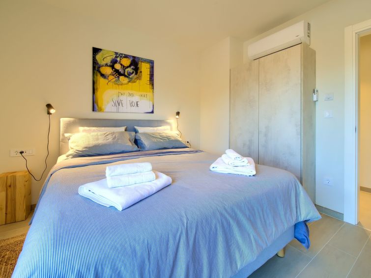 Op 400 m van zee: Ruim appartement Sol 2 in Njivice, Krk in Njivice