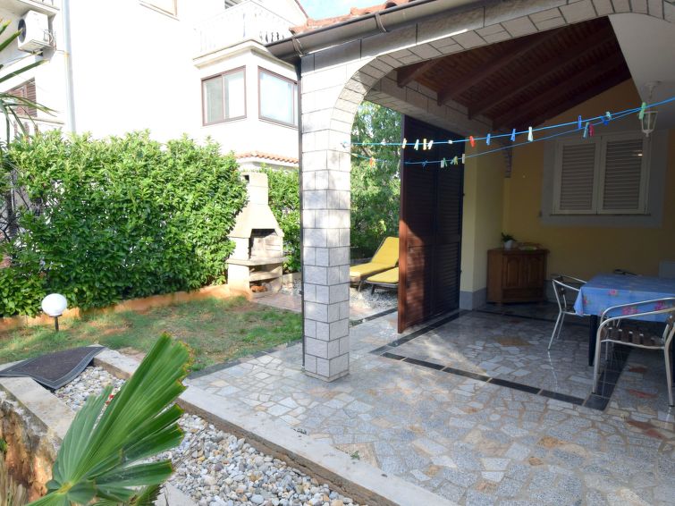 Op 400 m van zee: Comfortabel appartement in Njivice, Krk in Njivice