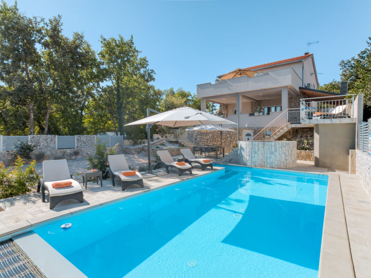 Vakantiehuis met verwarmd zwembad en whirlpool in Malinska, Krk in Krk - Malinska