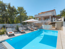 Villa Lavendel: Ruim vakantiehuis met verwarmd zwembad bij zee - thumbnail 1