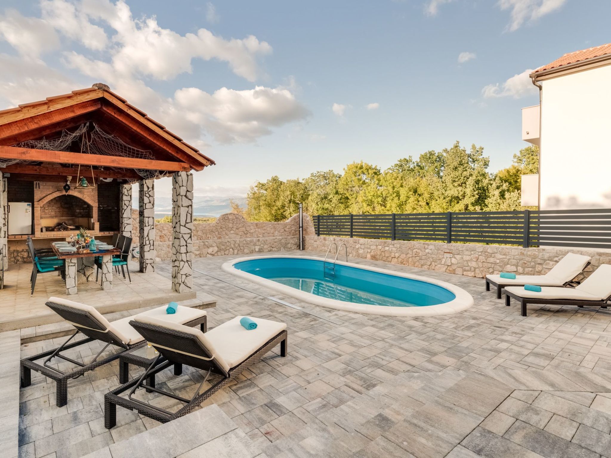 Neue Villa mit Pool und Meerblick-Image-tags.info