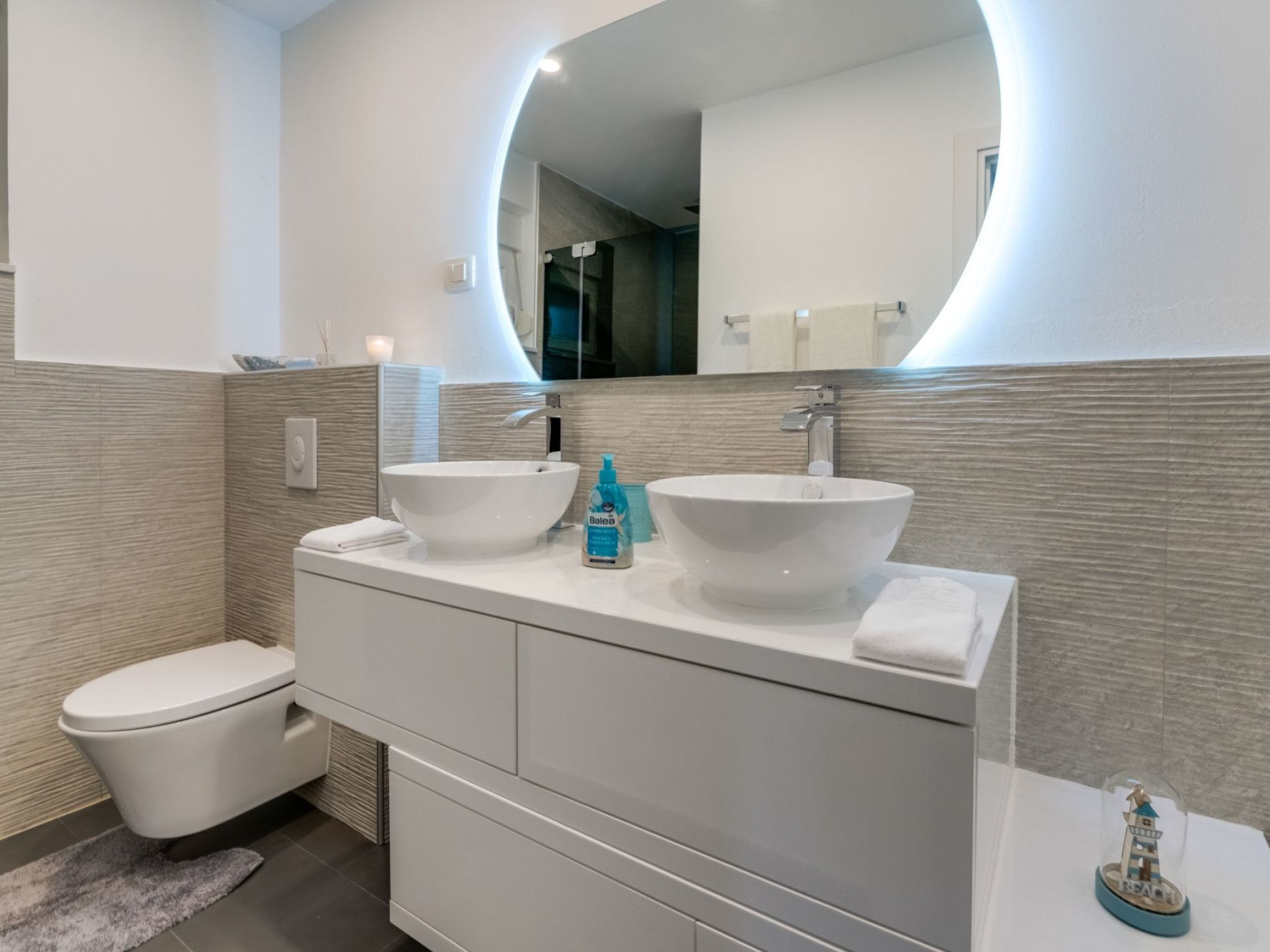 Neue Villa mit Pool und Meerblick-Image-tags.info