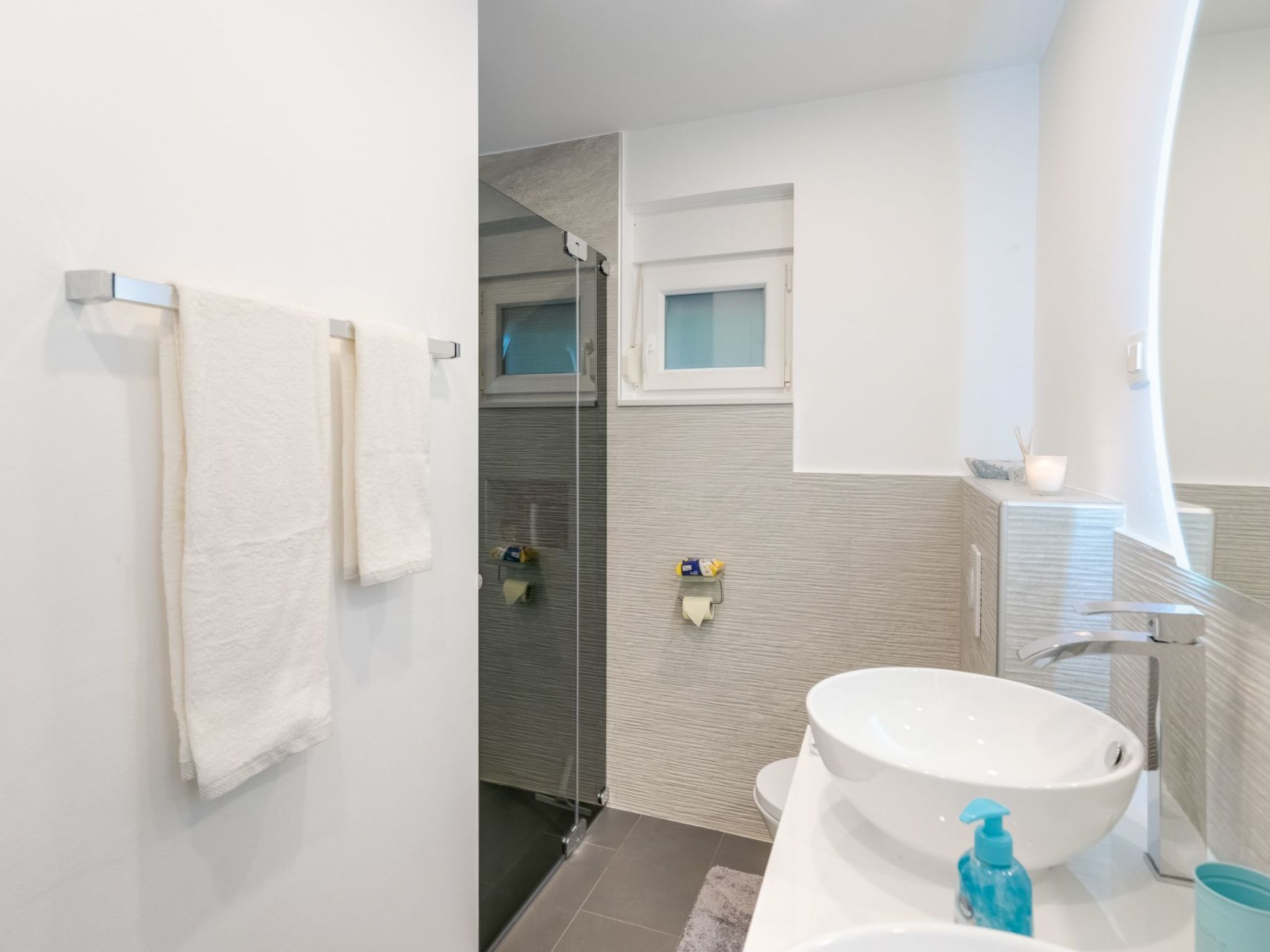 Neue Villa mit Pool und Meerblick-Image-tags.info