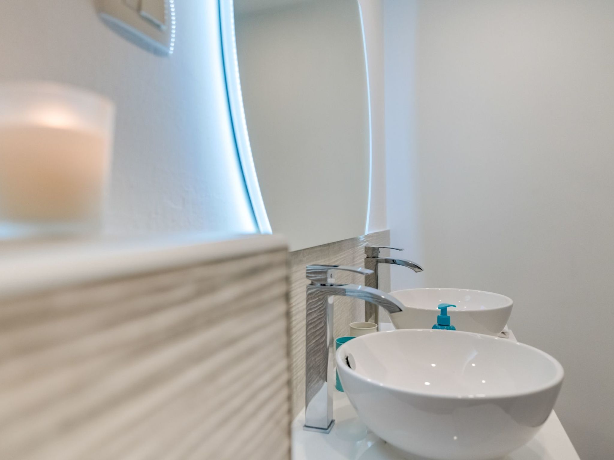 Neue Villa mit Pool und Meerblick-Image-tags.info