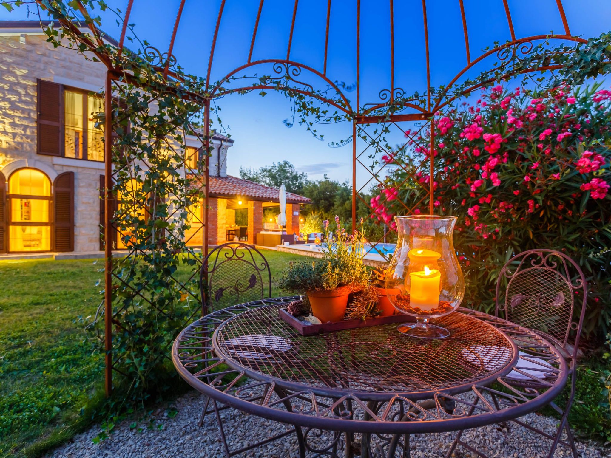 Villa Kamenica  im mediterranen Stil mit Innen- und Außenpool-Image-tags.info