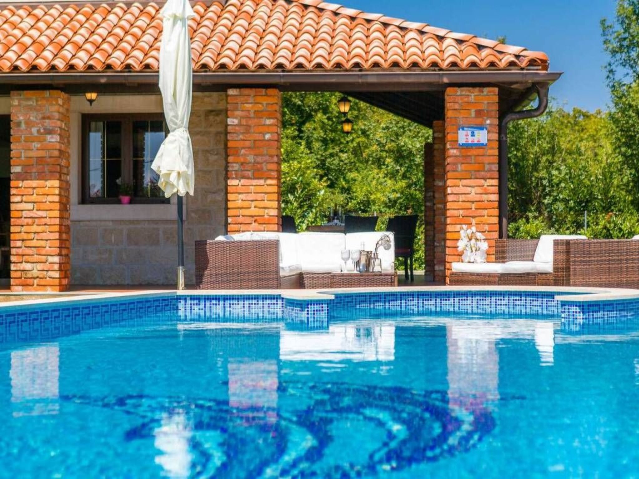 Villa Kamenica  im mediterranen Stil mit Innen- und Außenpool-Image-tags.info