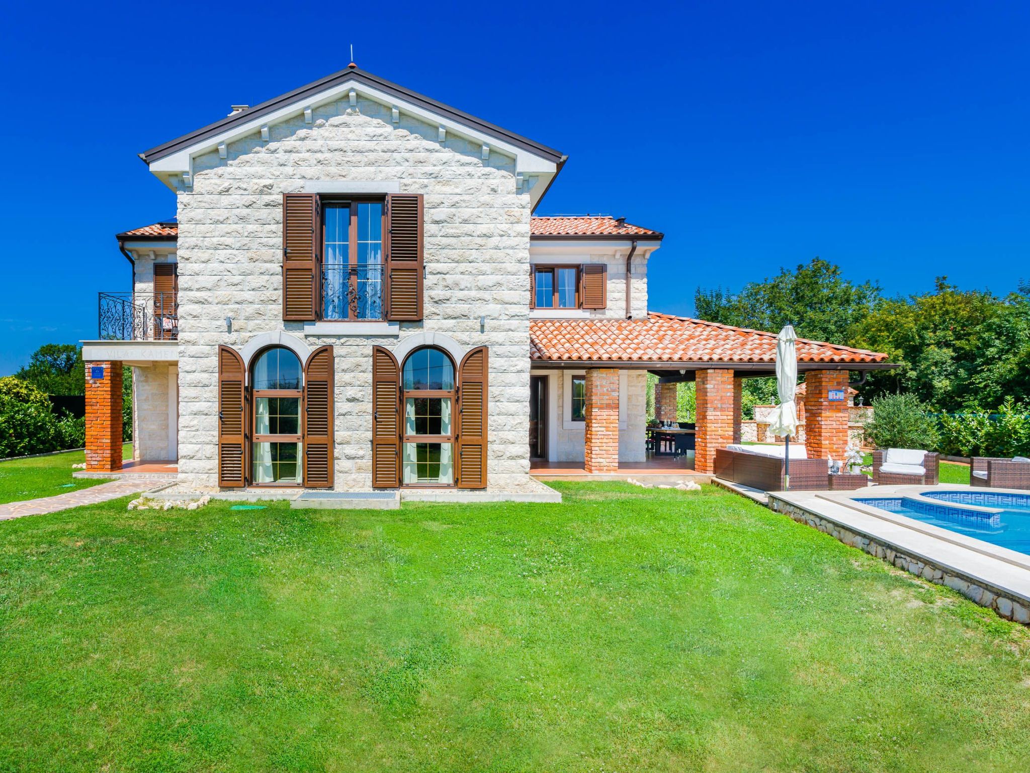 Villa Kamenica  im mediterranen Stil mit Innen- und Außenpool-Image-tags.info