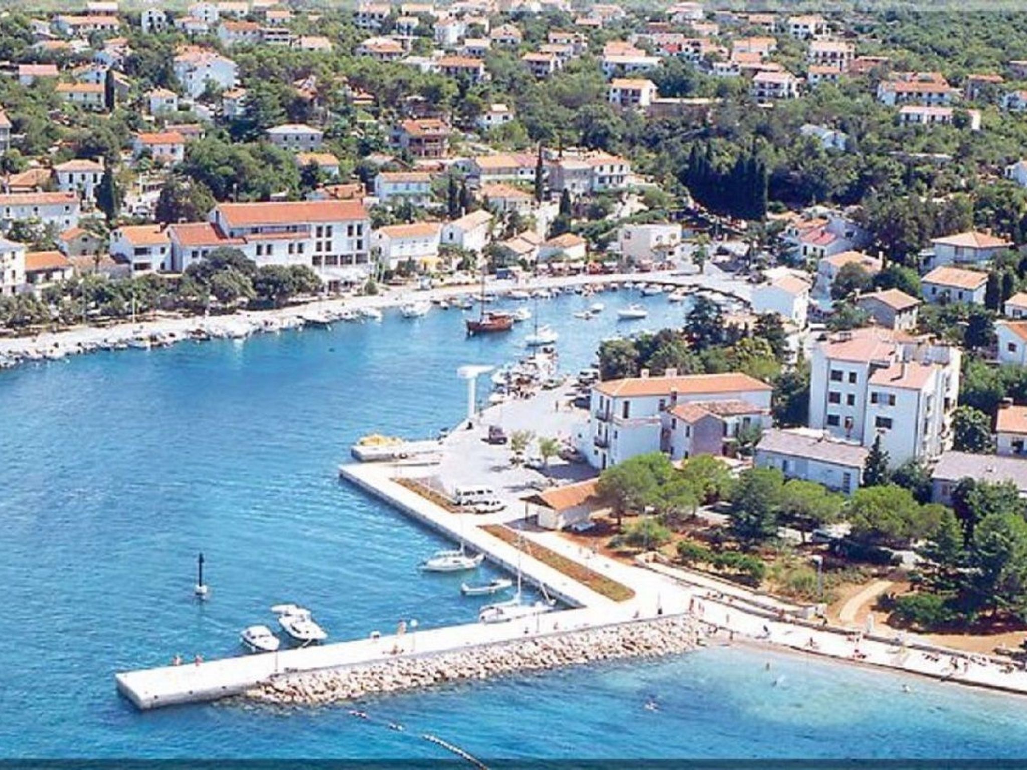 Villa Kamenica  im mediterranen Stil mit Innen- und Außenpool-Image-tags.info