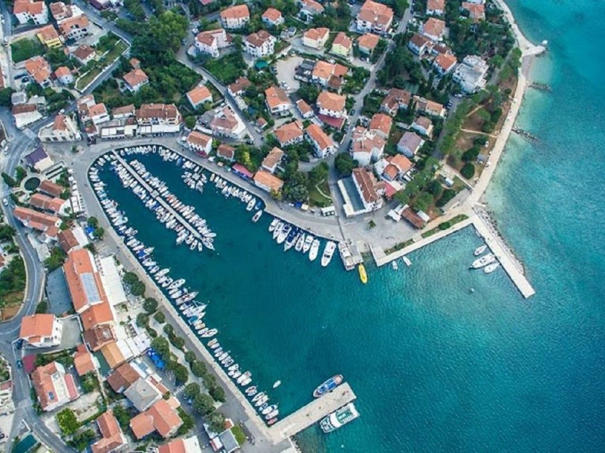 Villa Kamenica  im mediterranen Stil mit Innen- und Außenpool-Image-tags.info