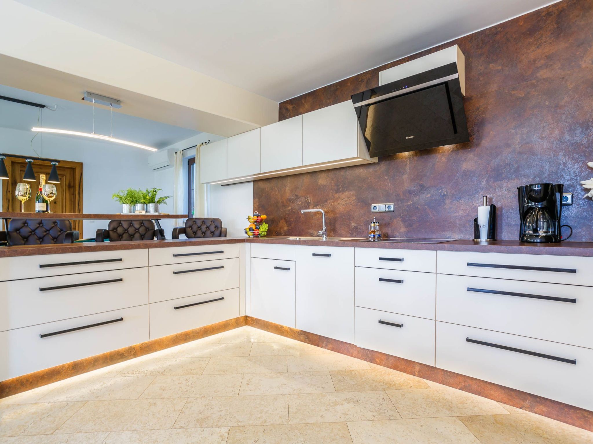 Villa Kamenica  im mediterranen Stil mit Innen- und Außenpool-Image-tags.info