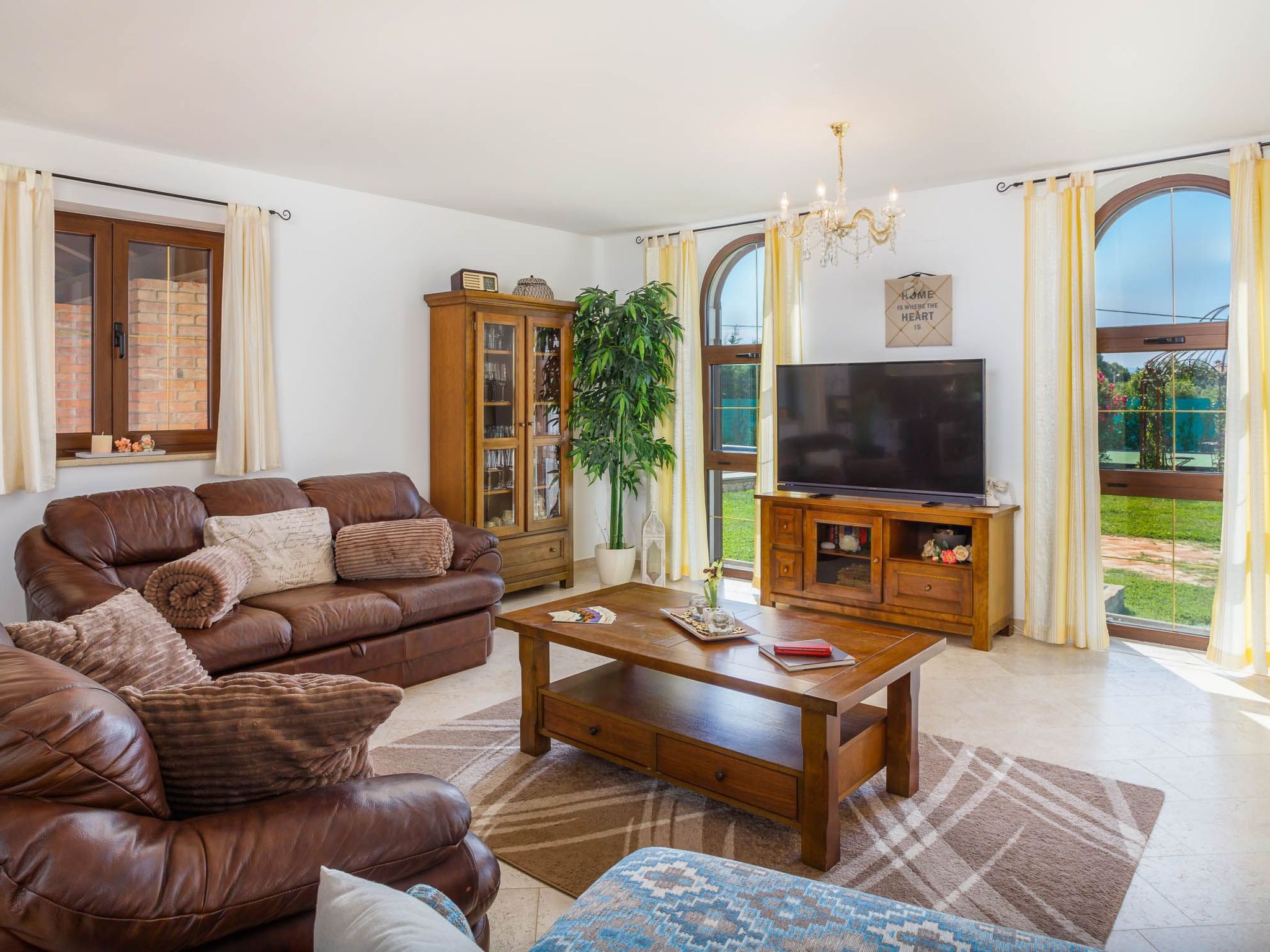 Villa Kamenica  im mediterranen Stil mit Innen- und Außenpool-Image-tags.info