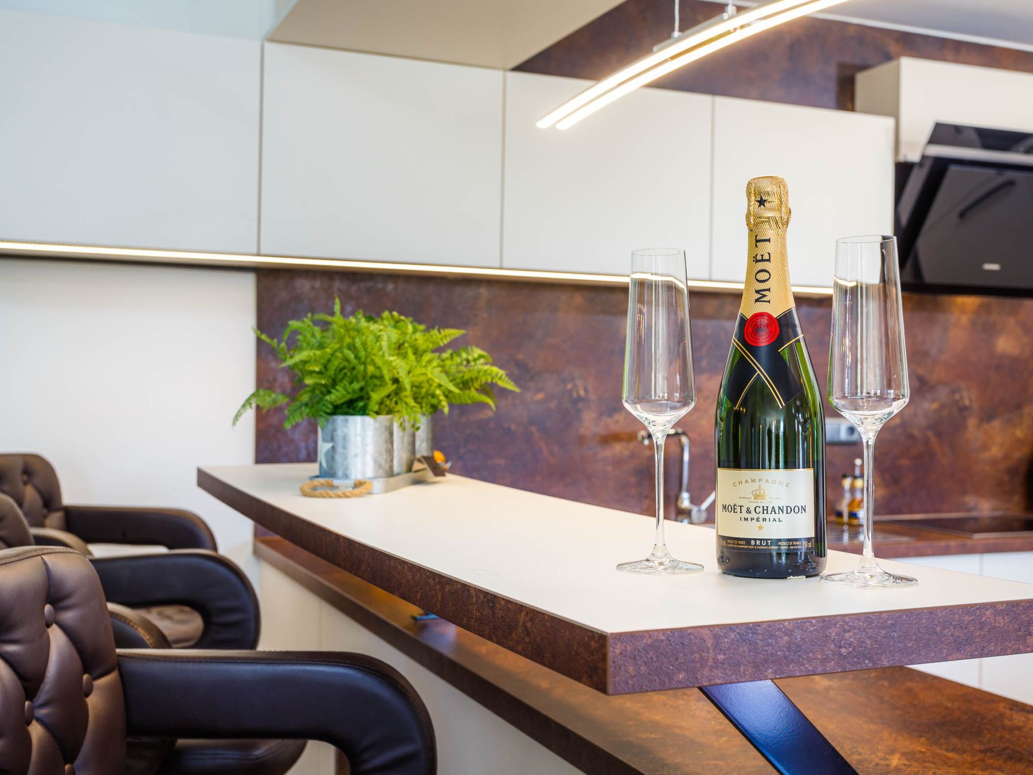 Villa Kamenica  im mediterranen Stil mit Innen- und Außenpool-Image-tags.info