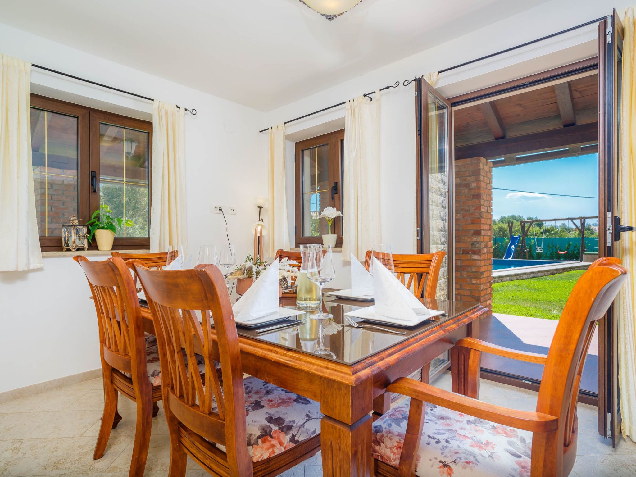 Villa Kamenica  im mediterranen Stil mit Innen- und Außenpool-Image-tags.info