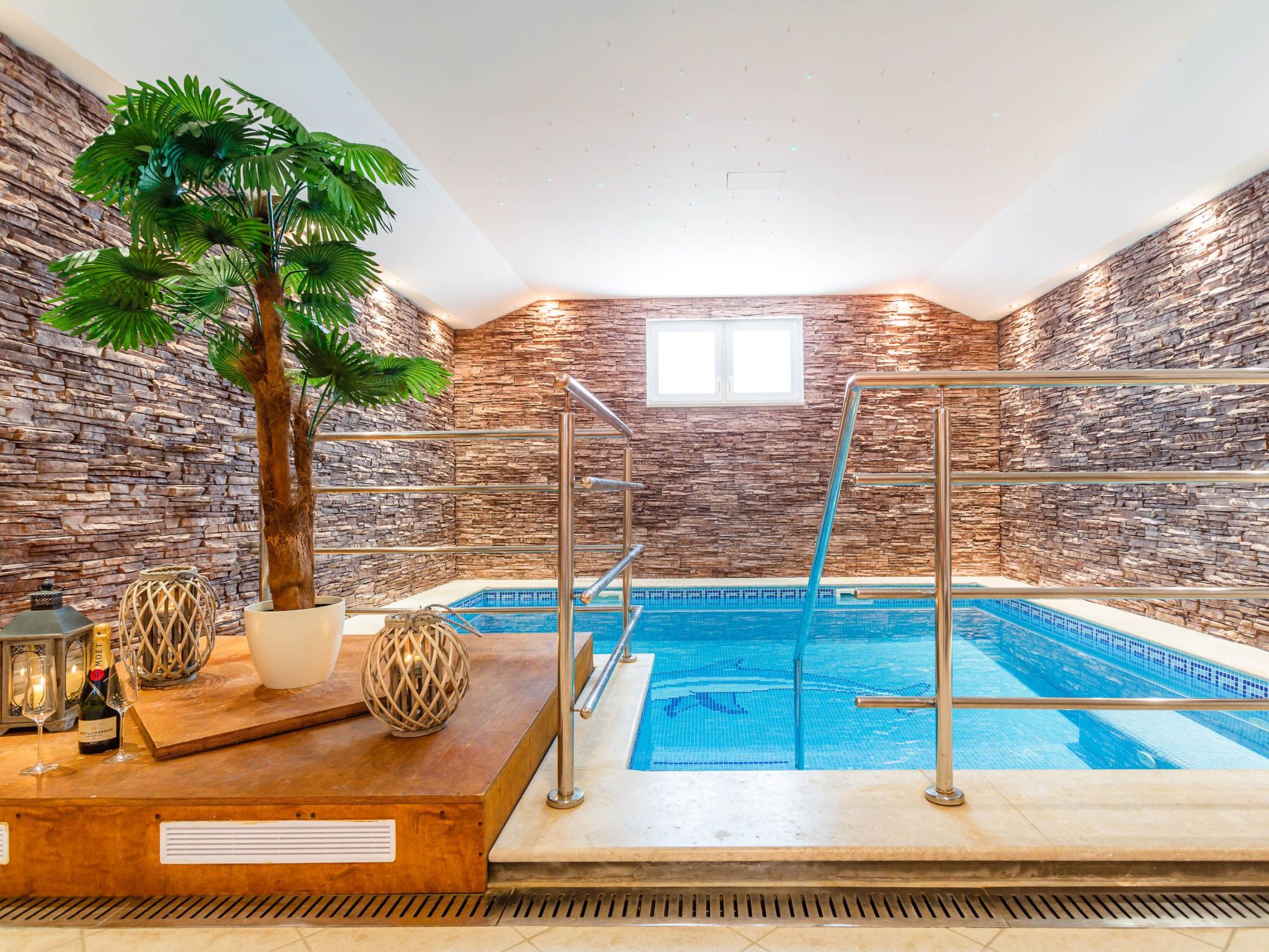 Villa Kamenica  im mediterranen Stil mit Innen- und Außenpool-Image-tags.info