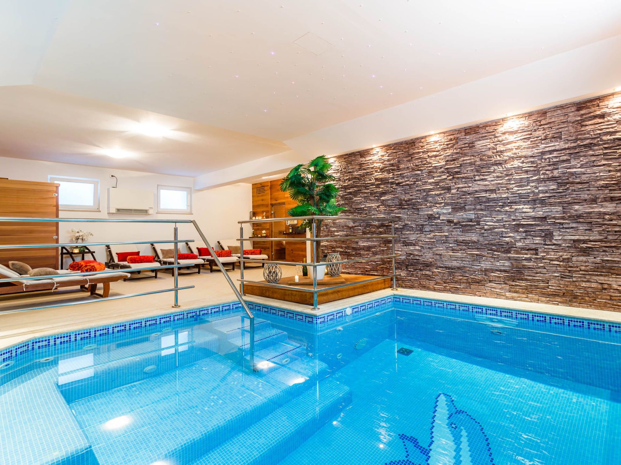 Villa Kamenica  im mediterranen Stil mit Innen- und Außenpool-Image-tags.info