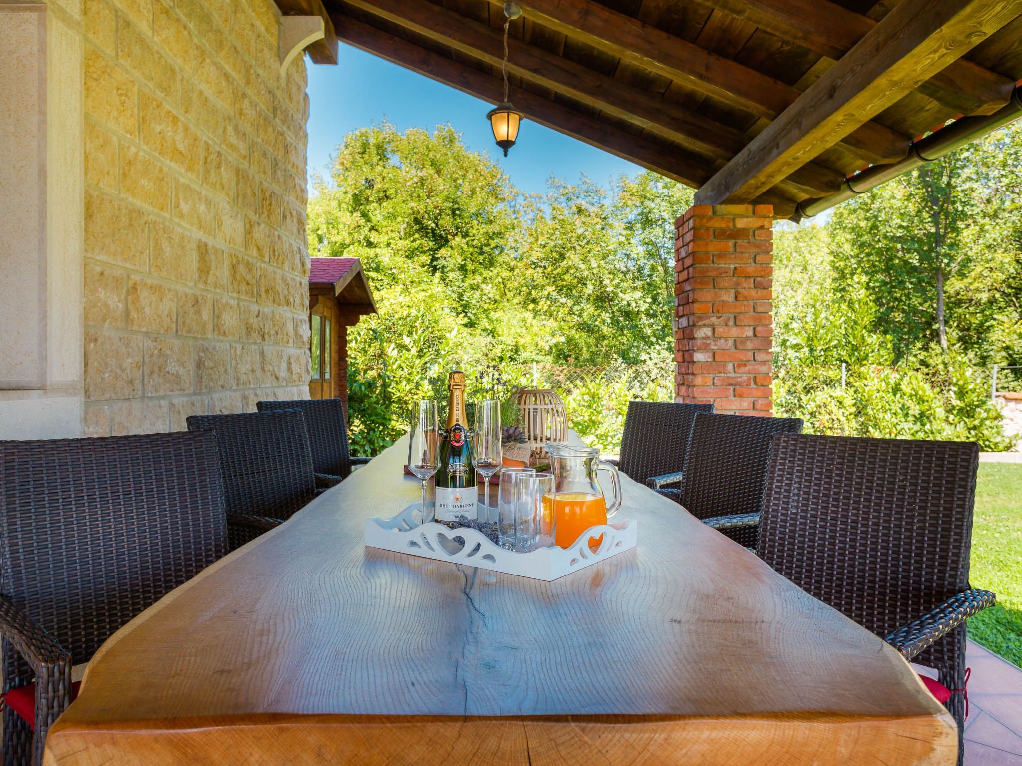 Villa Kamenica  im mediterranen Stil mit Innen- und Außenpool-Image-tags.info