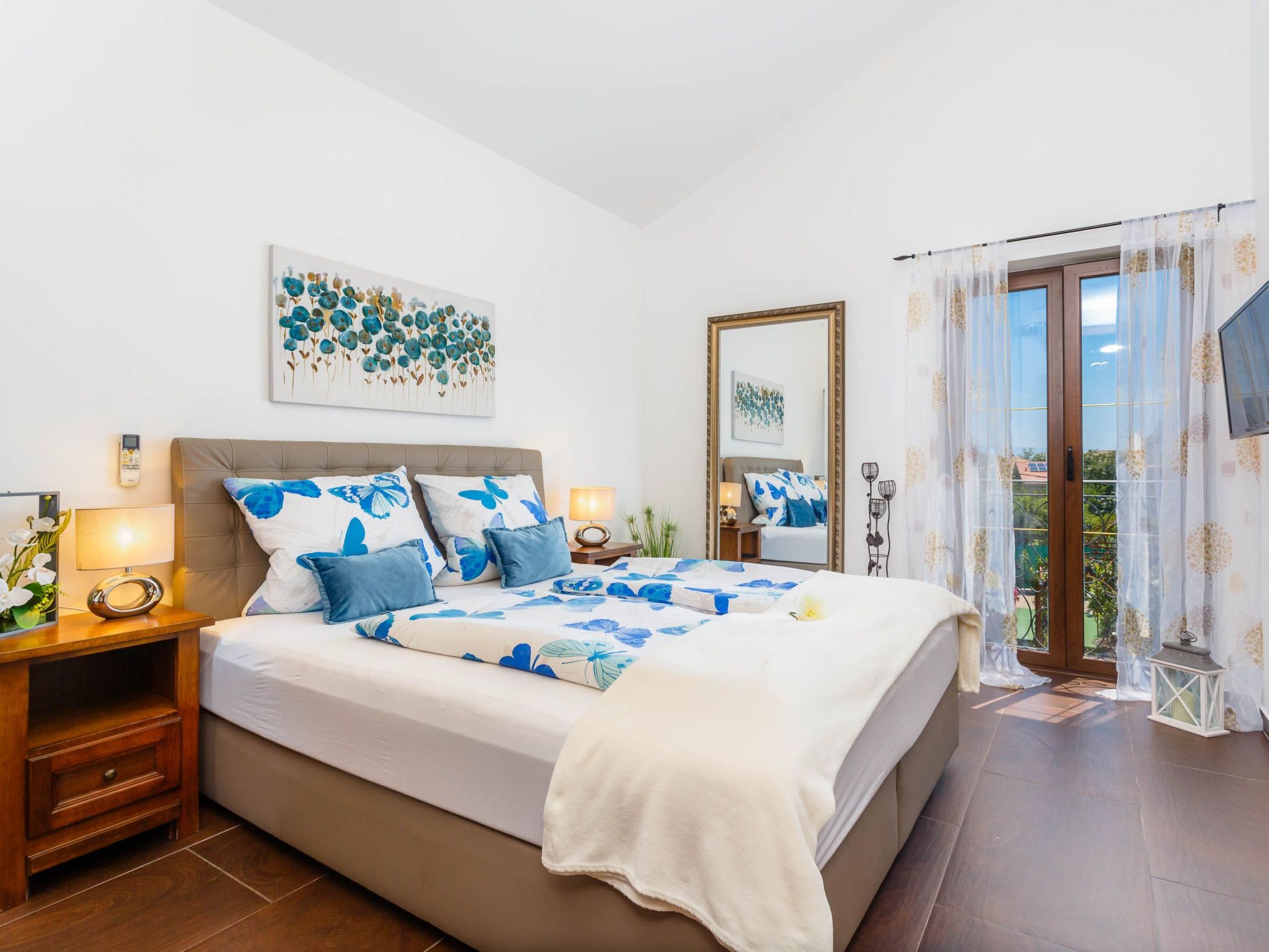 Villa Kamenica  im mediterranen Stil mit Innen- und Außenpool-Image-tags.info