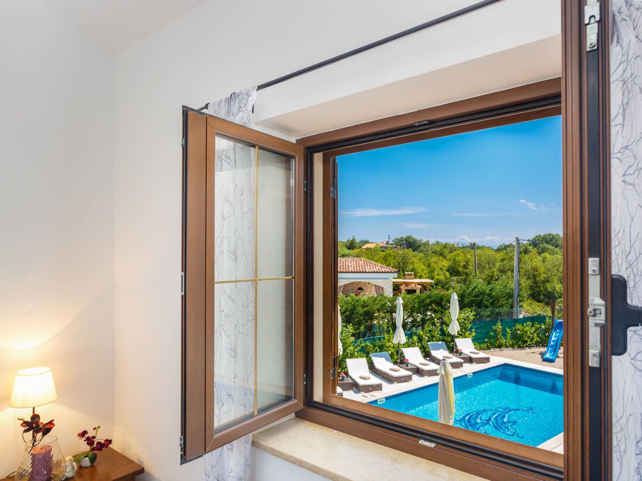 Villa Kamenica  im mediterranen Stil mit Innen- und Außenpool-Image-tags.info