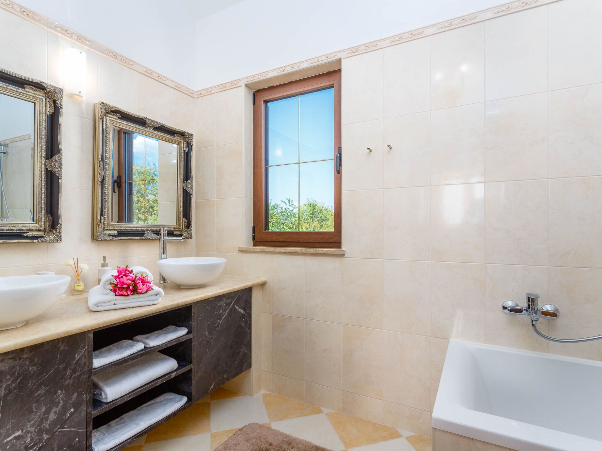 Villa Kamenica  im mediterranen Stil mit Innen- und Außenpool-Image-tags.info