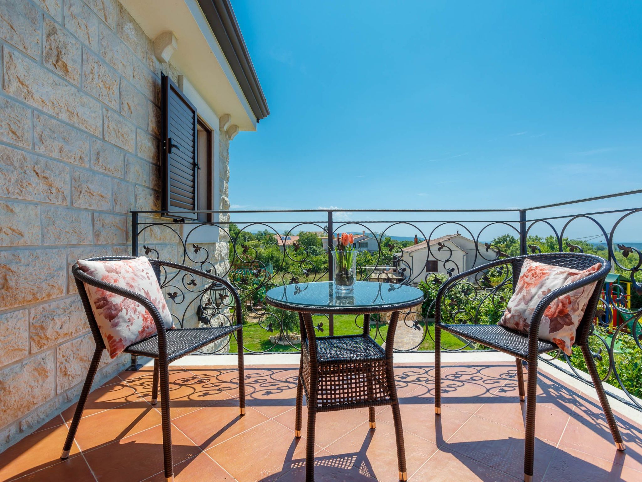 Villa Kamenica  im mediterranen Stil mit Innen- und Außenpool-Image-tags.info