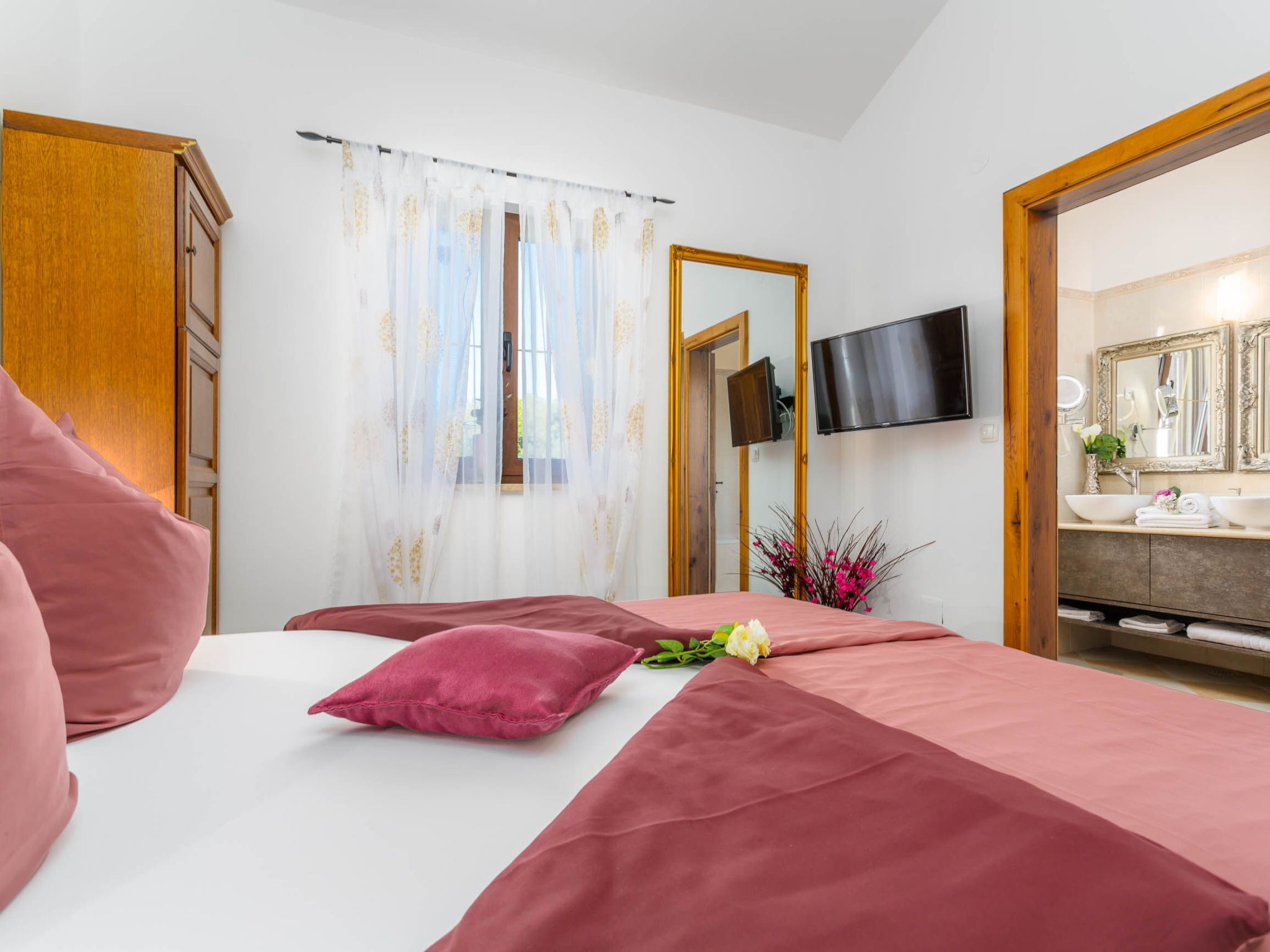 Villa Kamenica  im mediterranen Stil mit Innen- und Außenpool-Image-tags.info