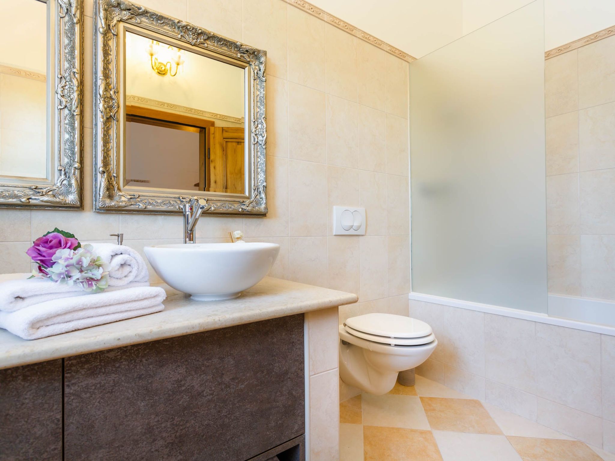 Villa Kamenica  im mediterranen Stil mit Innen- und Außenpool-Image-tags.info