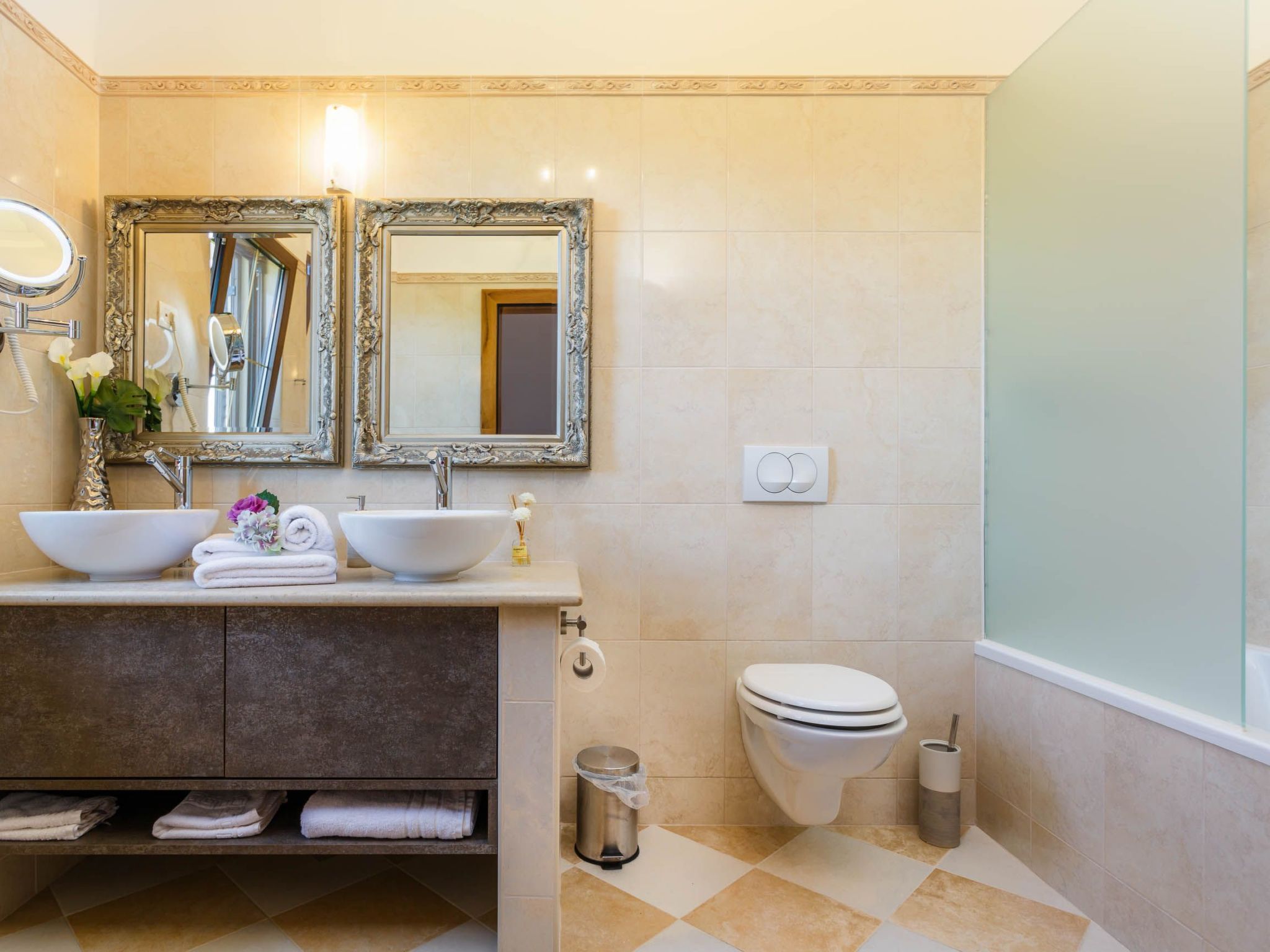 Villa Kamenica  im mediterranen Stil mit Innen- und Außenpool-Image-tags.info