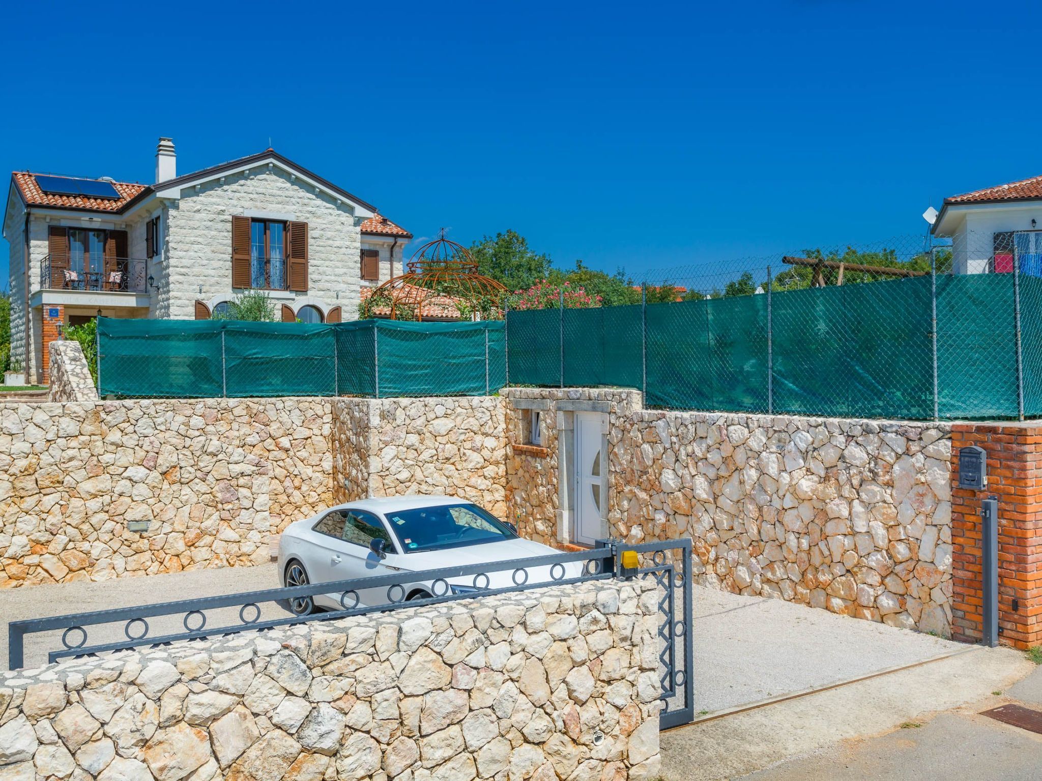 Villa Kamenica  im mediterranen Stil mit Innen- und Außenpool-Image-tags.info