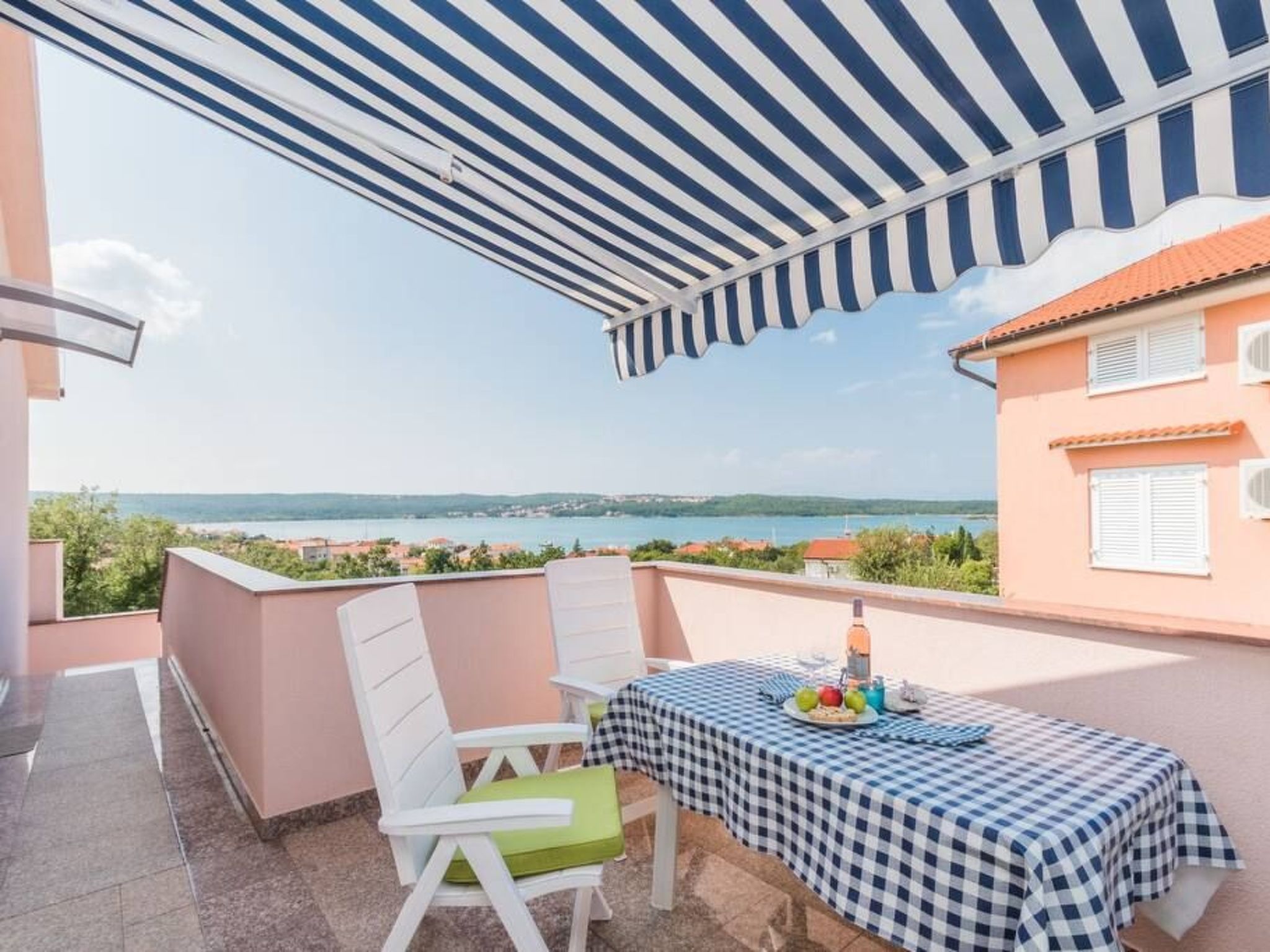 Discover the charm of the Kvarner Bay with this inviting holiday flat in Klimno, the perfect accommodation for up to 4 people looking for peace and relaxation. A cosy retreat, ideally located for expl..