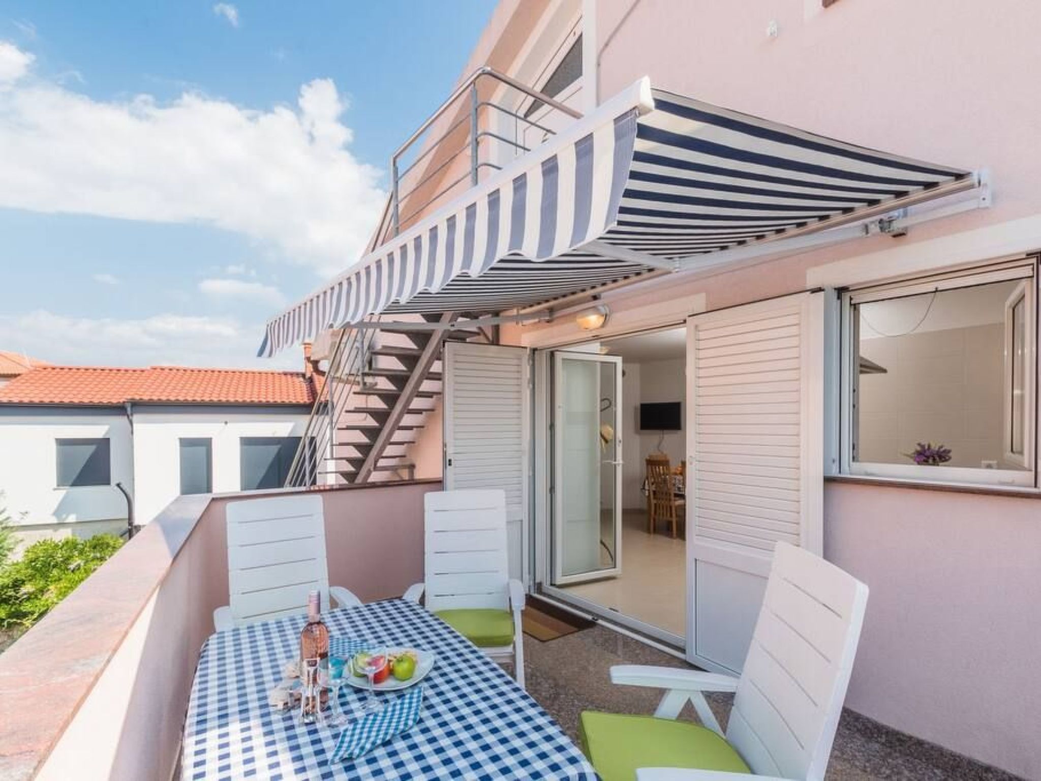 Große Wohnung in Klimno mit Möbliertem Balkon-Binnen