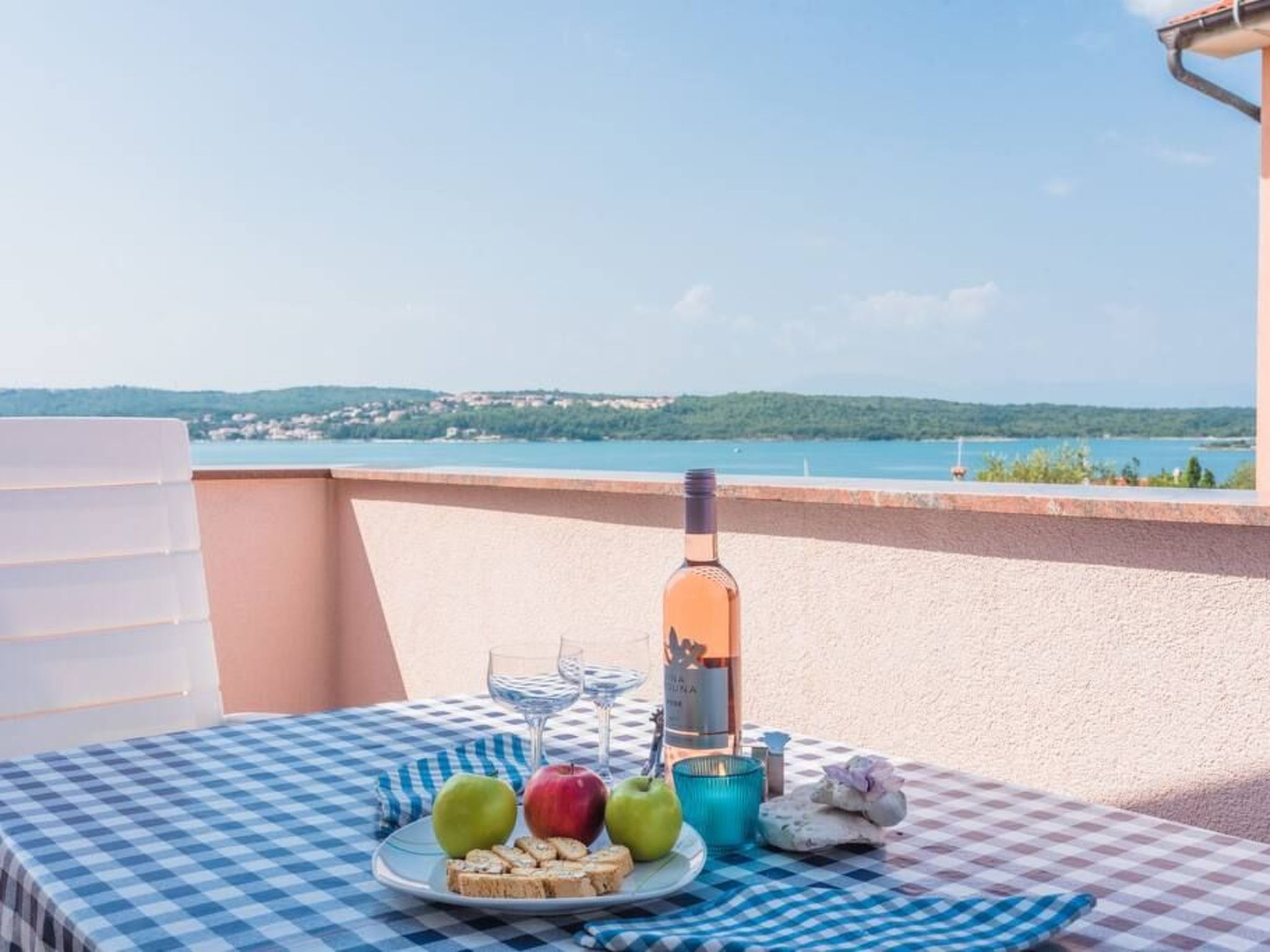 Große Wohnung in Klimno mit Möbliertem Balkon-Binnen