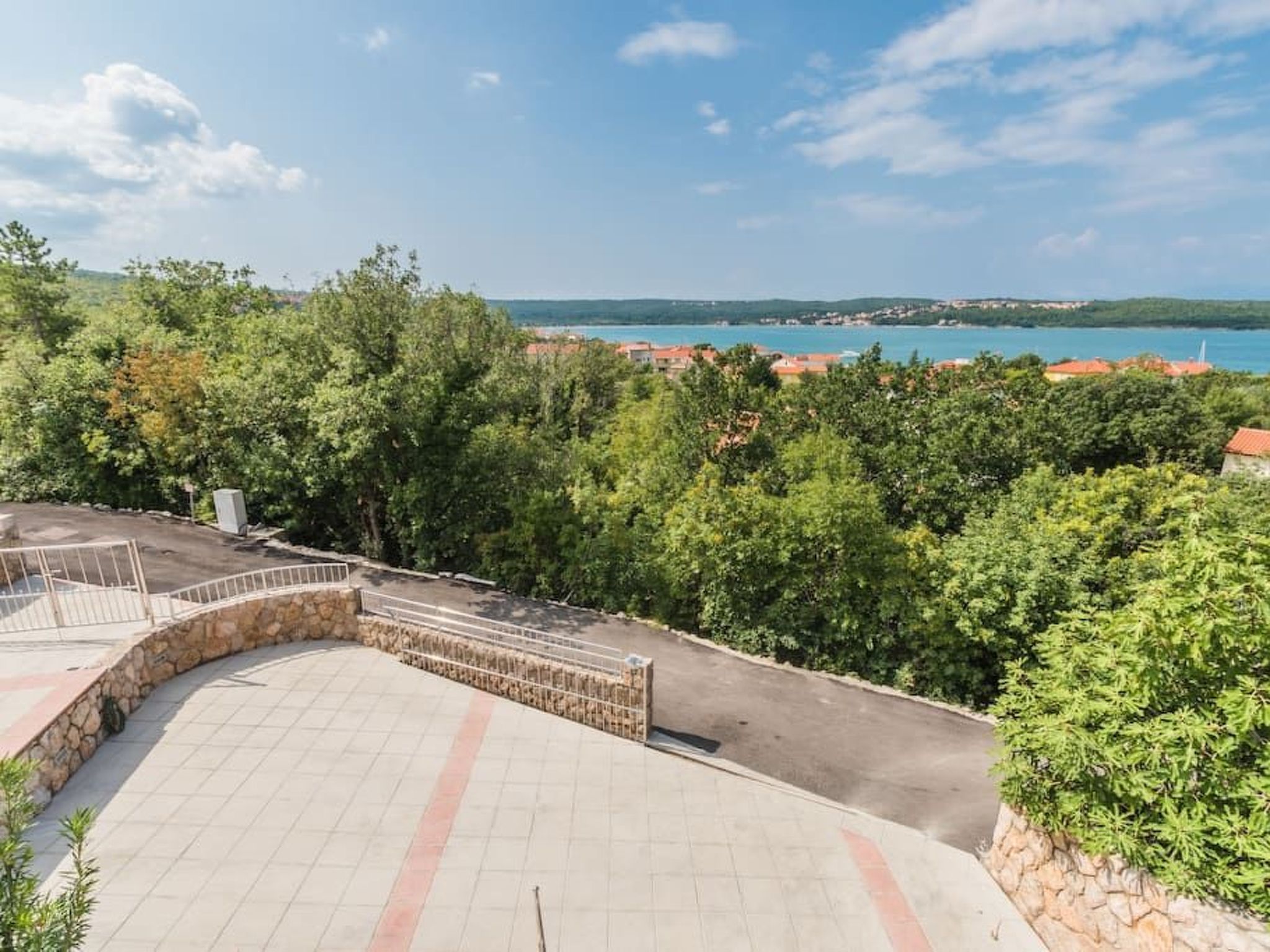 Große Wohnung in Klimno mit Möbliertem Balkon-Binnen