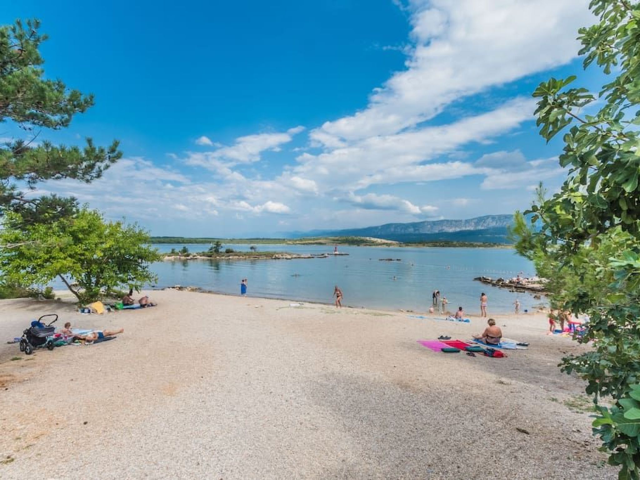 Große Wohnung in Klimno mit Möbliertem Balkon-Binnen