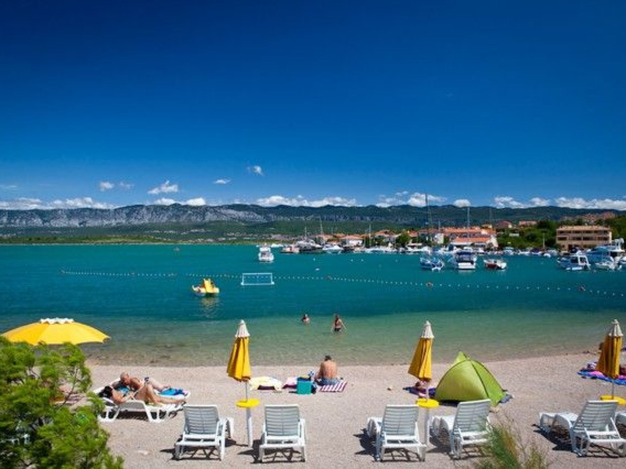 Große Wohnung in Klimno mit Möbliertem Balkon-Binnen