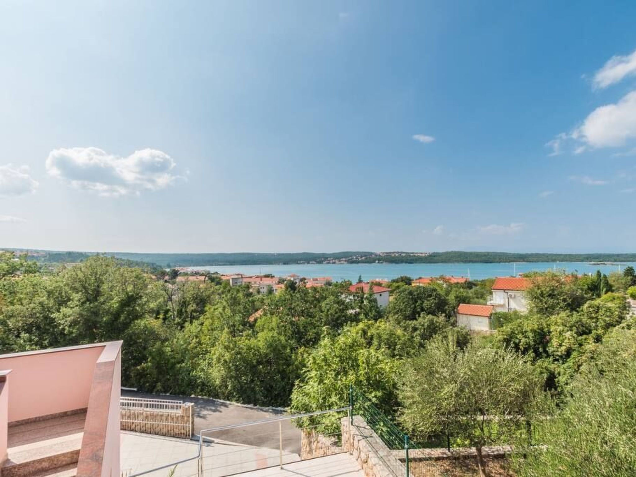 Große Wohnung in Klimno mit Möbliertem Balkon-Binnen