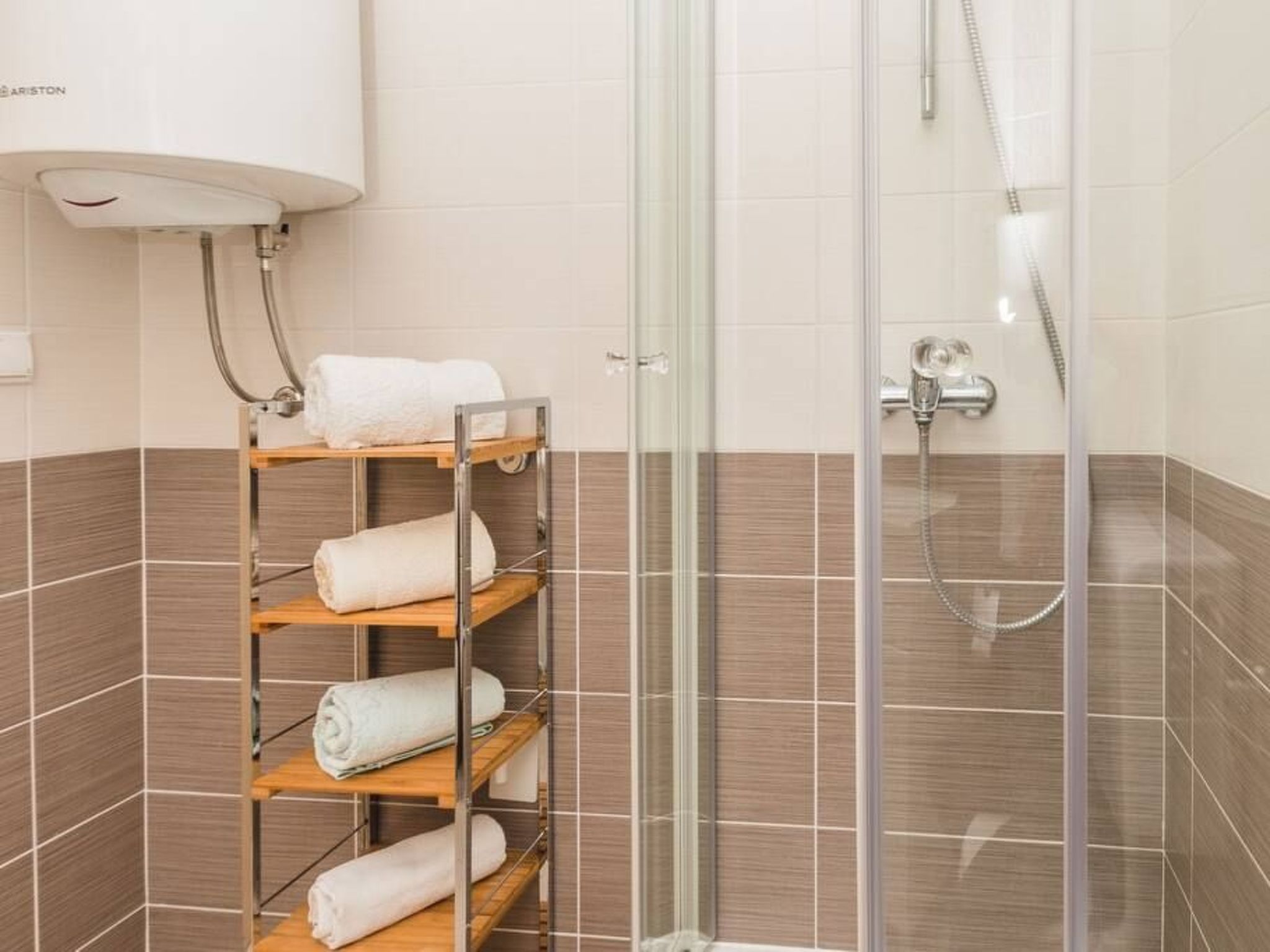 Große Wohnung in Klimno mit Möbliertem Balkon-Binnen