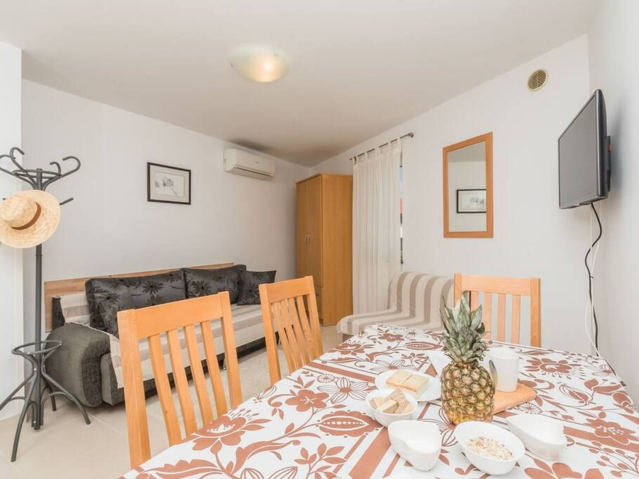 Große Wohnung in Klimno mit Möbliertem Balkon-Binnen