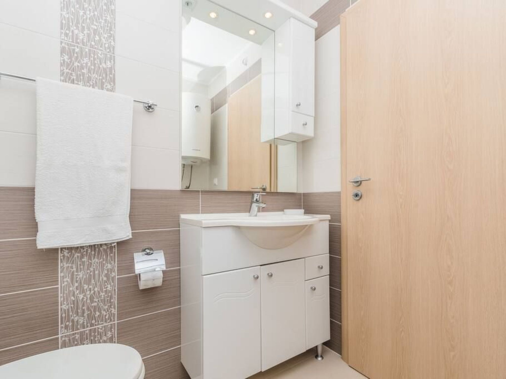 Große Wohnung in Klimno mit Möbliertem Balkon-Binnen