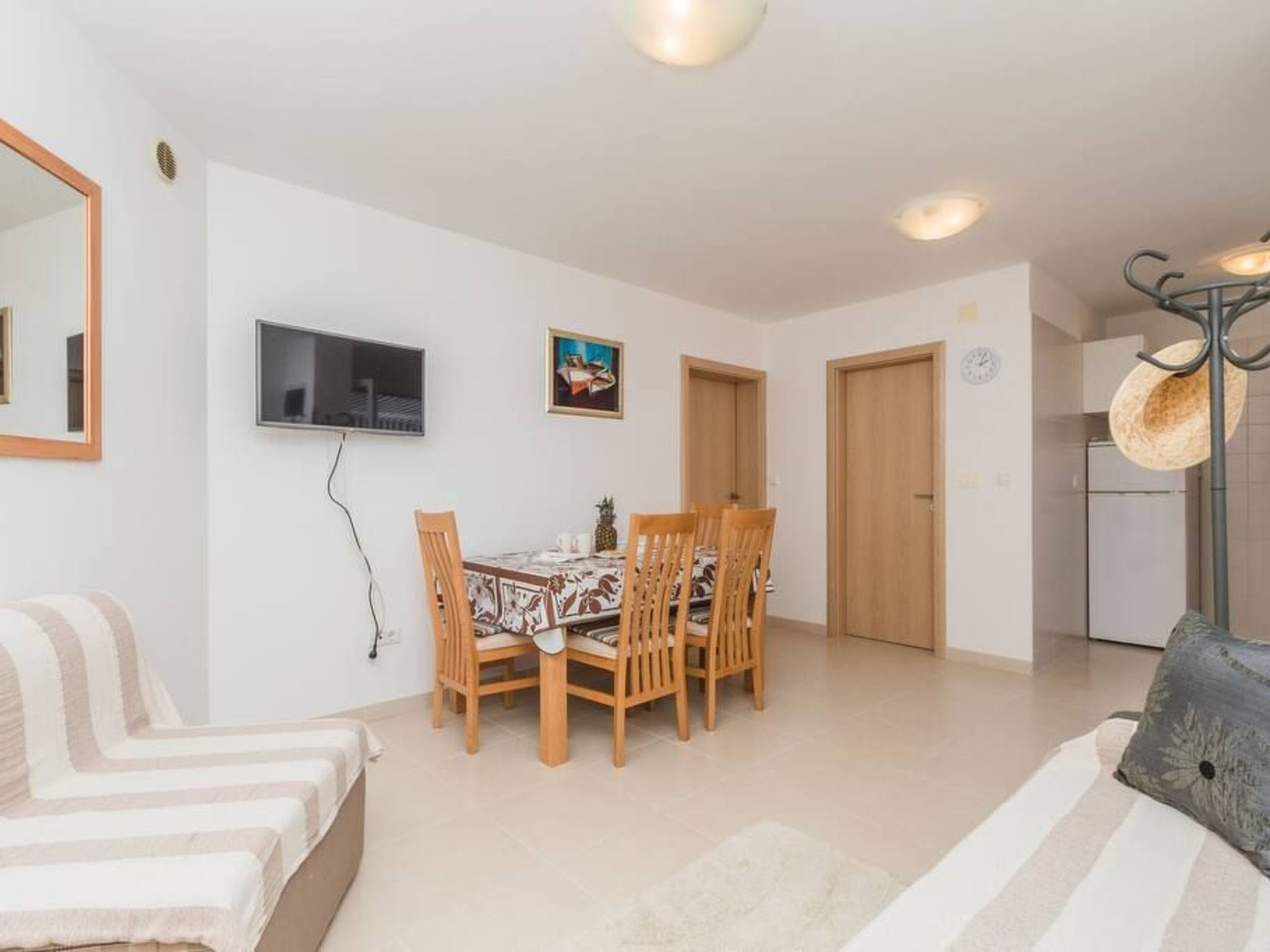 Große Wohnung in Klimno mit Möbliertem Balkon-Binnen